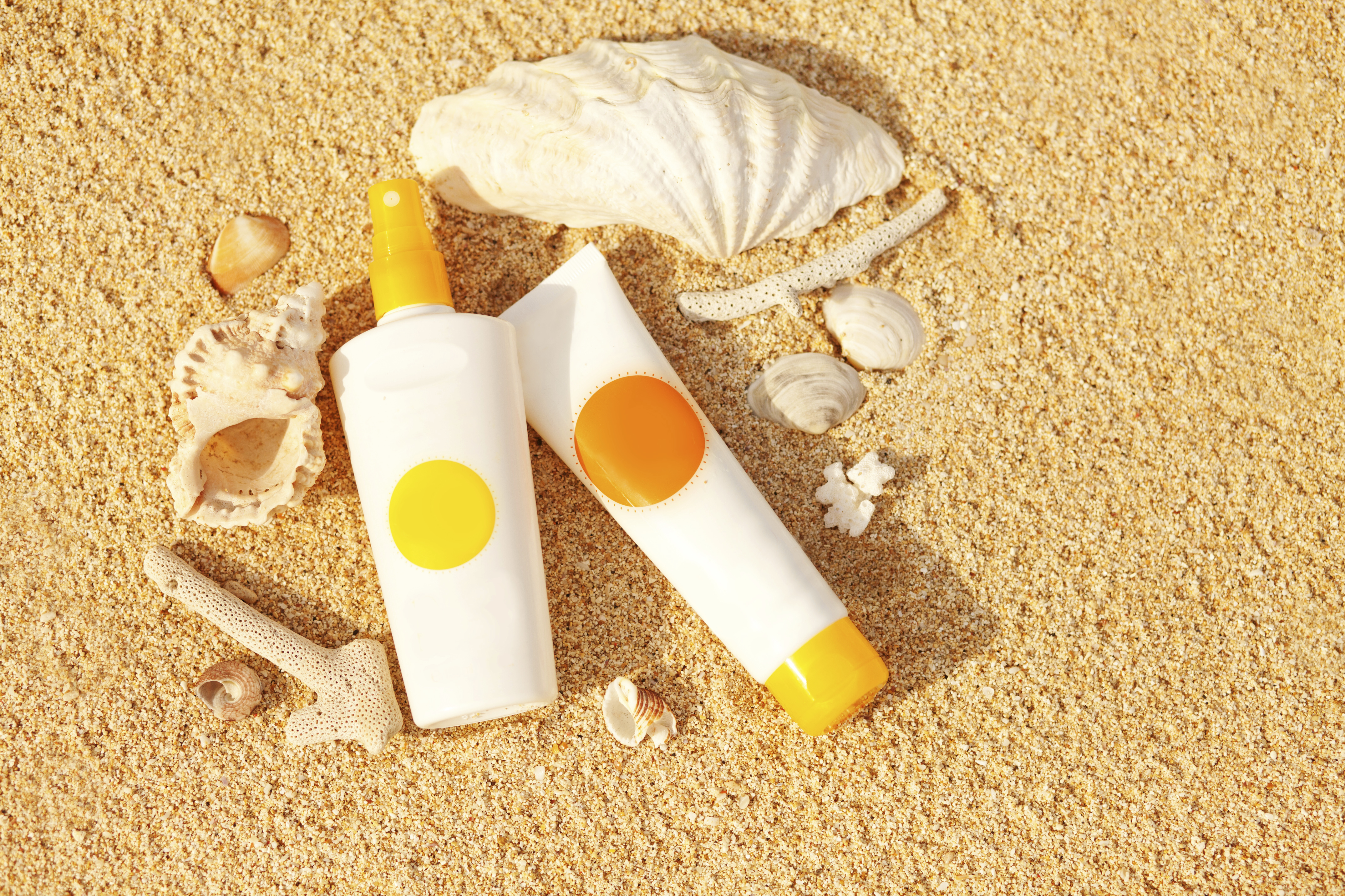 Крем спф летом. Солнцезащитный крем на пляже. Крем солнцезащитный. Солнцезащитный крем мажет. Косметика для пляжа.